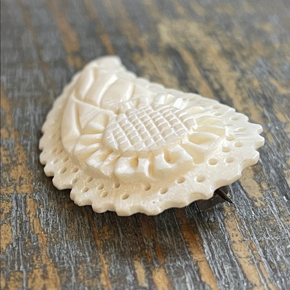 ❗️SOLD❗️Antique Hand Carved Bone Flower Teardrop Design C-Clasp Brooch - Picture 7 of 8
